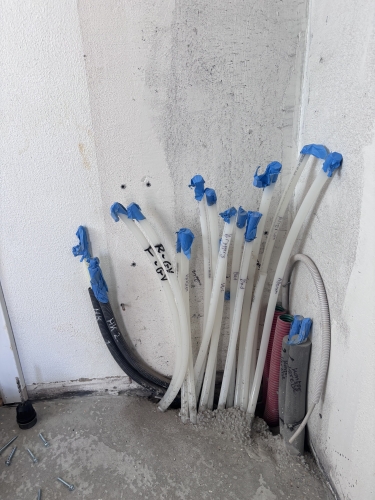 Rør der bliver lagt når gulvvarme installeres 