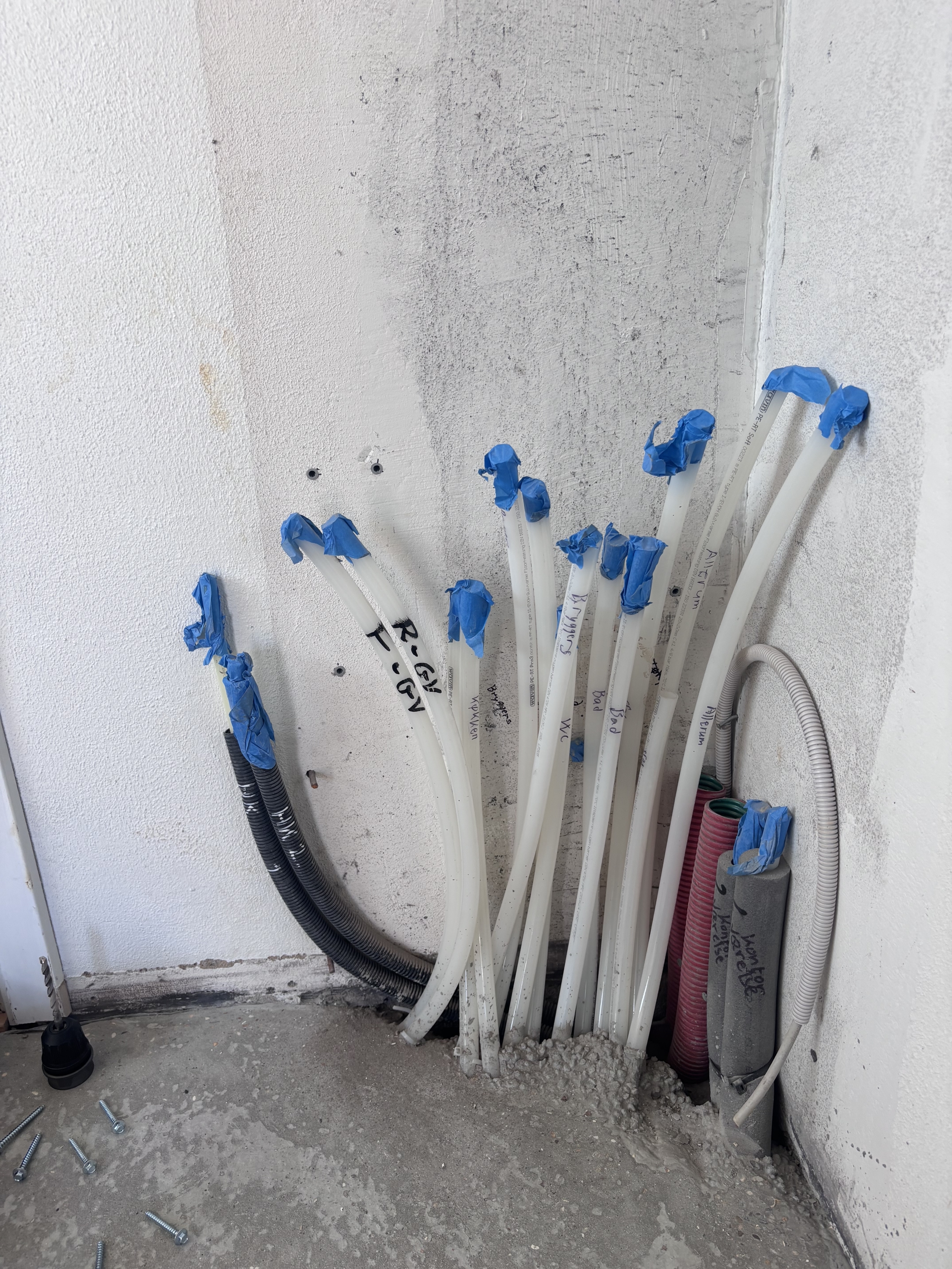 Rør der bliver lagt når gulvvarme installeres 